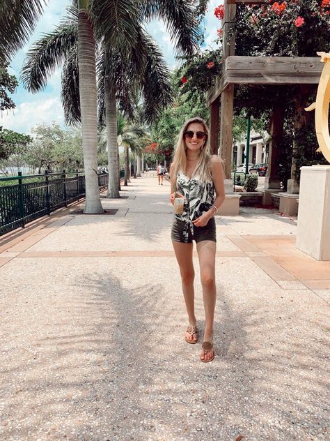 What To Wear on Summer Vacation to Jupiter Florida in June (For Women) by fashion blogger Jessica Linn. What To Wear In Florida, Affordable Outfits, Florida Outfits, Travel Outfit Plane, Jupiter Florida, Southern Women, Pattern Romper, Florida Vacation, Formal Looks