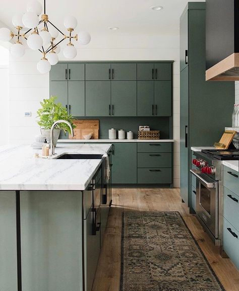 7 Gorgeous Green Kitchens to Change Your Luck All Year Long - Studio Dearborn | Interior DesignStudio Dearborn | Interior Design Mcgee Kitchens, Modern Cabin Design, Green Kitchen Designs, Sage Green Kitchen, Painted Kitchen Cabinets Colors, Green Kitchen Cabinets, Cottage Kitchens, Green Cabinets, Kitchen Cabinet Colors