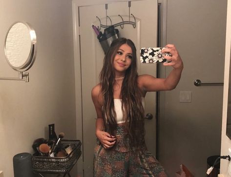 Sarah baska Sarah Baska Outfit, Sarah Baska Style, Sarah Baska, Earthy Outfits, Instagram Girls, Beauty Icons, Instagram Inspiration, Festival Outfits, Cut And Style