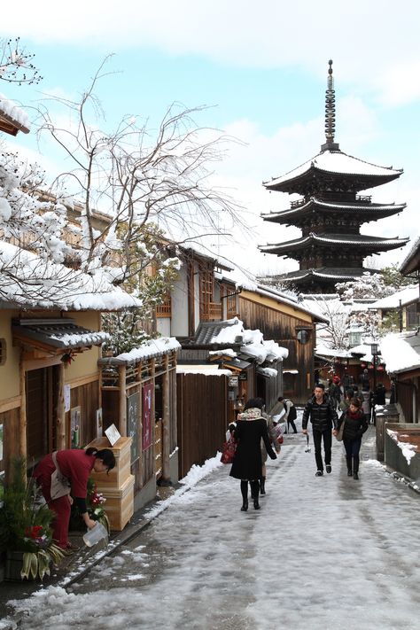 Kyoto in Winter / The pagoda of Yasaka, Higashiyama, Kyoto. Jan 2, 2015. // Teruhide Tomori Osaka Winter, Kyoto Winter, Winter In Japan, Japan Winter, Japan Spring, Go To Japan, Japan Aesthetic, Visit Japan, Kyoto Japan