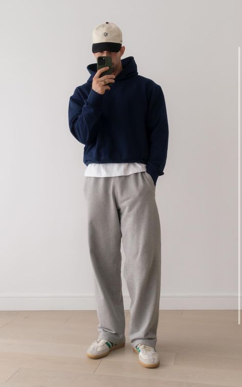 Pullover Men Outfit, Men Hoodie Outfit Ideas, Crew Neck Men Outfit, Nyc Outfits Men Street Styles, New Yorker Outfits Men, Men Street Wear Aesthetic, Navy Tracksuit Outfit, Men Over 30 Fashion, Mens Sweatpants Outfit Fashion