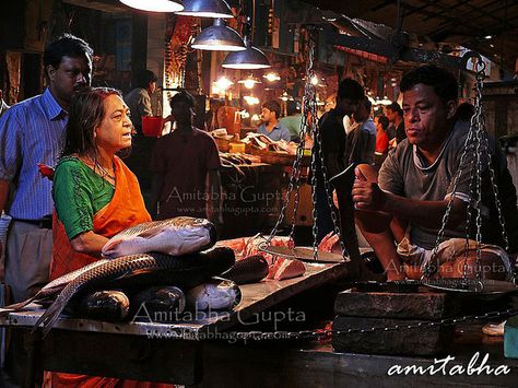 Kolkata Market Photography, Fish Market Memory Drawing, Market Composition Drawing, Fish Market Drawing, Subject Drawing, Kolkata Street, Scene Composition, Figure Composition, Camera Logos Design