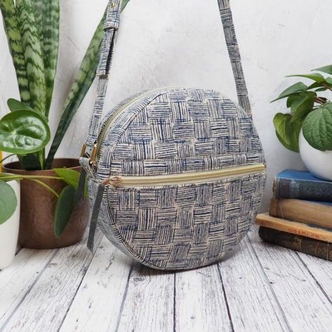 Trio Zipped Bag FREE sewing pattern & tutorial - Sew Modern Bags Bag Sewing Pattern, Modern Bag, Heraklion, Backpack Pattern, Bag Sewing, Fusible Interfacing, Paper Sewing Patterns, Round Bag, Pattern Drafting