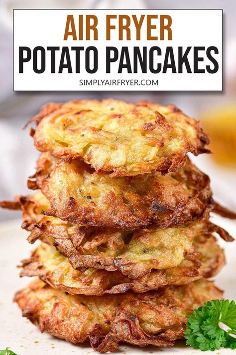 stack of cooked potato pancakes on plate with text overlay "air fryer potato pancakes". Easy Potato Pancake Recipe, Homemade Potato Pancakes, Mashed Potato Cake Recipe, Potato Pancakes Easy, Pancakes Homemade, Crispy Potato Pancakes, Fried Zucchini Recipes, Potato Pancakes Recipe, Air Fryer Potato