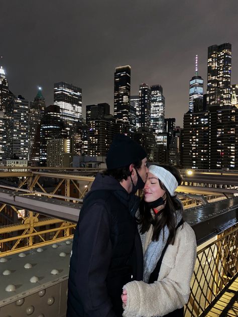 Christmas In Nyc Aesthetic, New York Picture Ideas, Nyc Couple Aesthetic, New York Photo Ideas, New York Aesthetic Winter, Nyc Photo Ideas, Gift Basket Ideas For Boyfriend, Basket Ideas For Boyfriend, Nyc Couple