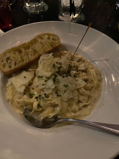 picture of yummy chicken alfredo pasta #food #chickenalfredopasta #alfredo Alfredo Pasta Aesthetic, Aesthetic Alfredo Pasta, Chicken Alfredo Aesthetic, Fettucini Alfredo Aesthetic, Chicken Alfredo Pasta Aesthetic, Fettucini Alfredo Photography, Chicken Fettuccine Alfredo Aesthetic, Chicken Fediccini Alfredo, Chicken Fettucine