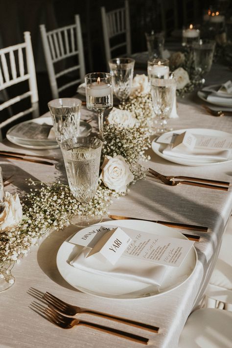 Wedding Long Table Decorations Elegant, Wedding Simple Place Setting, Elegant Dinner Table Decor, Wedding Tableware Place Settings, White Tablecloth Christmas Table, Wedding Reception Ideas Round Tables, Romantic Table Scape, Wedding Table Organization, Wedding Circular Table Decorations