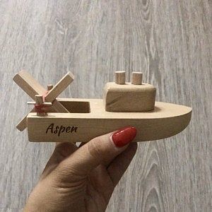 Simple Wood Projects For Kids, Wooden Boat Toy, Wooden Children's Toys, Diy Wooden Toys Plans, Diy Father's Day Crafts, Wooden Toys Diy, Natural Wood Toys, Wooden Toys Design, Toy Fire Trucks