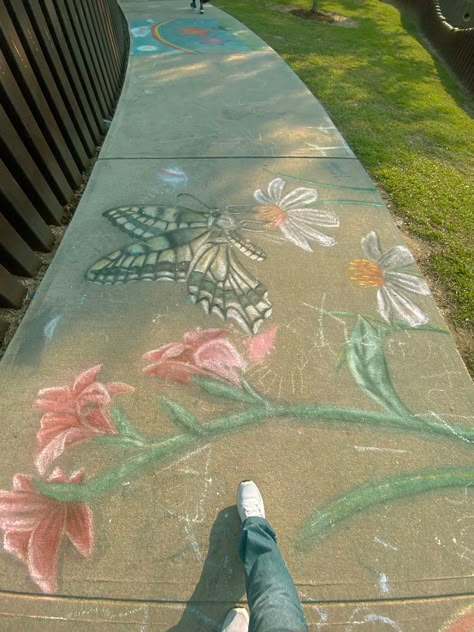 Aesthetic Kidcore, Chalk Art Festival, Street Chalk Art, Fun Chalk Art, Chalk Design, Sidewalk Chalk Art, Sidewalk Art, Aesthetic Ig, Chalk Drawings