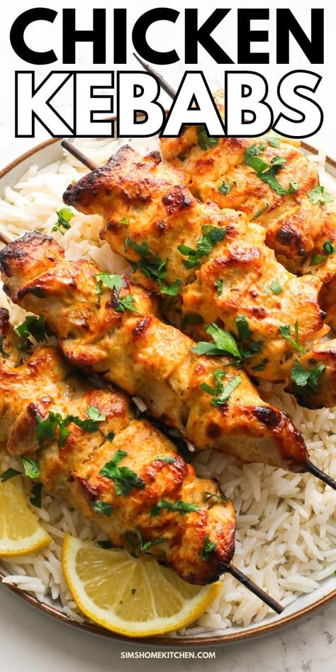 Easy Chicken Kebab in the Oven - Sims Home Kitchen Chicken Kebabs In Oven, Chicken Skewers In Oven, Sims Home, Man Recipes, Chicken Kebab Recipe, Chicken Kebab, Dinner Party Dishes, Kebab Skewers, Pitta Bread