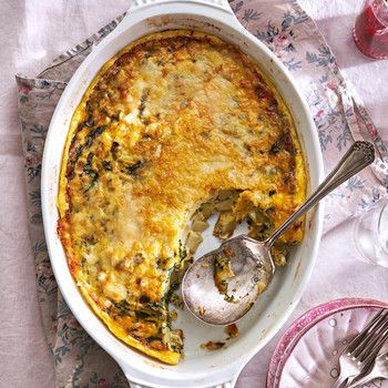 Cheesy Spinach-Potato Egg Casserole Casserole Recipes For Breakfast, Potato Egg Casserole, Sweet Toast, Easter Dinner Menus, Brunch At Home, Easy Easter Recipes, Make Ahead Brunch, Baked Eggs Recipe, Vegetarian Casserole