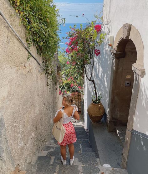 Sorrento Italy Aesthetic Outfit, Sorrento Outfits, Sorrento Italy Aesthetic, Girl Fashion Aesthetic, Amalfi Coast Outfits, Natalie Downey, Italy Summer Outfits, Italy Positano, Italy Coast