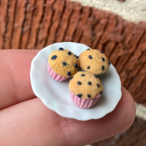 Bluberry Muffins, Miniture Food, Clay Crafts Air Dry, Blueberry Muffins, Clay Food, Art Things, Mini Things, Mini Muffins, Handmade Miniatures