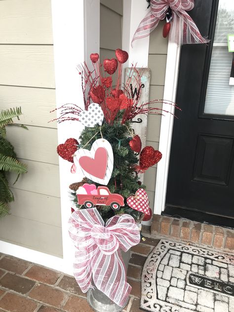 Valentines Decor Outdoor, Valentines Front Porch Decor Diy, Valentines Day Front Porch, Farmhouse Valentine Porch Decor, Valentine Outdoor Decor Front Porches, Valentines Porch Decor, Valentine Porch Decorating Ideas, Valentine’s Day Outdoor Decor, Valentines Porch