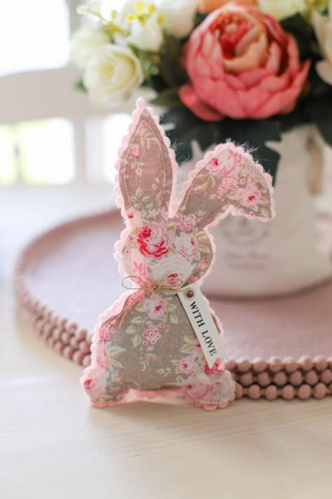 Easy sew easter bunny Easter Fabric Projects, Fabric Bunny Pattern Free, Bunny Template Printable Free Pattern, Dainty Diaries, Easter Sewing Projects, Easter Fabric Crafts, Easy Applique, Easter Bunny Template, Bunny Patterns