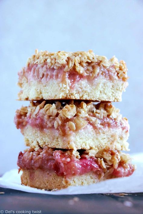 Rhubarb Oatmeal Bars, Strawberry Crumb Bars, Strawberry Rhubarb Recipes, Galette Des Rois Recipe, Rhubarb Oatmeal, Oatmeal Bars Recipes, Rhubarb Compote, Crumb Bars, Strawberry Rhubarb Crisp