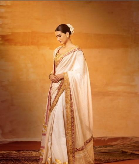 Indian Saree Look, Abu Jani And Sandeep Khosla, Temple Outfit, Kriti Sanon Saree, White Sarees, Kriti Senon, Kriti Sanan, New Pic, Saree Fashion