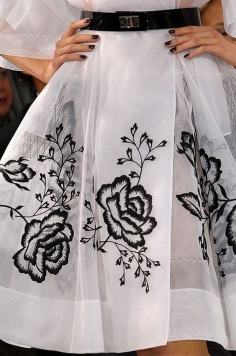 Christian Dior White Dress With Black Embroidery, Dior Details, How To Have Style, Dior Skirt, Dior Dress, Christian Dior Haute Couture, Embroidered Roses, Dior Haute Couture, Black Embroidery