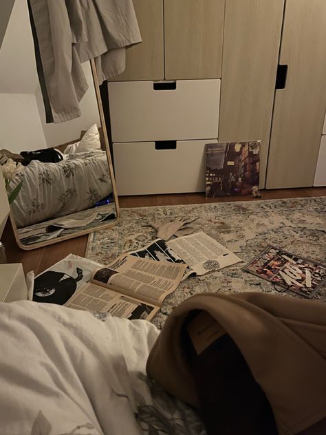 Untidy Room Aesthetic, Messy Astethic, Messy Bedroom Aesthetic, French Girl Apartment, Messy Room Aesthetic, Bookish Bedroom, Messy Aesthetic, Messy Bedroom, Cream Room