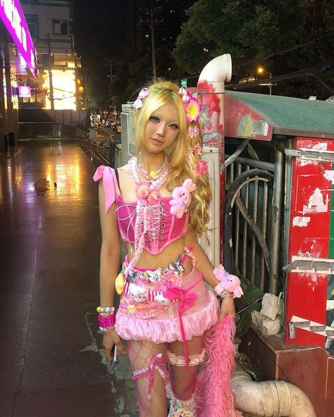 ocaso0.oo Tropical Gyaru, Gyaru Pink, Hot Pink Aesthetic, Gyaru Aesthetic, Agejo Gyaru, Festival Inspo, Gyaru Fashion, Pink Fits, J Fashion