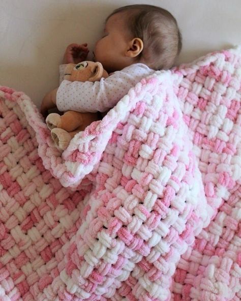 Loopy Yarn, Finger Knitting Projects, Chunky Blankets, Hand Knitting Diy, Finger Crochet, Alize Puffy, Crochet Baby Blanket Free Pattern, Hand Knit Blanket, Knitting Diy