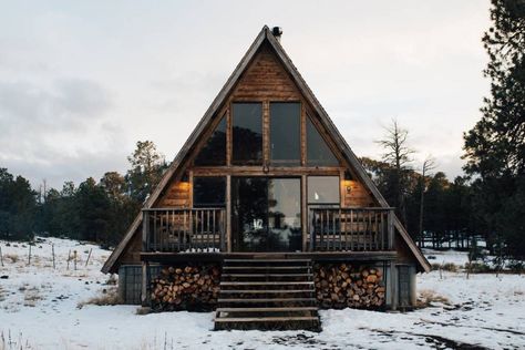 The Best Airbnb Fall and Winter Cabin Rentals in the U.S. in 2017 - Verily Homestay Ideas, Grid Inspiration, Frame Cabins, Modern A Frame, House Forest, Modern Wooden House, Cabin Vibes, Alternative Housing, Trendy House