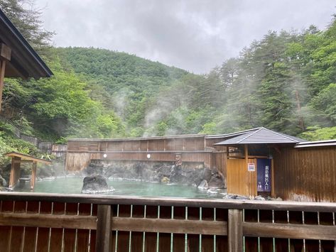 Usually onsen hot spring in Japan offers gender-separated bathing, but there are some places that offer mixed-gender onsen. Here are some mixed-gender onsen that are accessible from Tokyo! Tokyo Onsen, Onsen Tokyo, Communal Bath, Tokyo With Kids, Japanese Handicrafts, Fuji Rock, Onsen Bath, Onsen Japan, Japanese Onsen