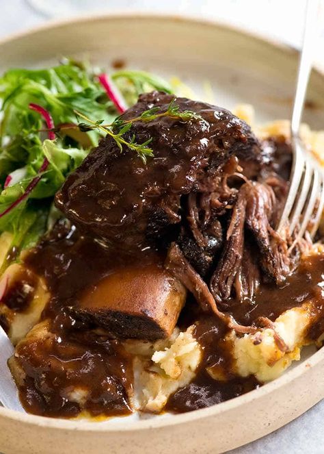 Close up of Slow Braised Beef Short Ribs in Red Wine Sauce on mashed potato on a rustic white plate, ready to be eaten Bbq Beef Ribs, Braised Beef Short Ribs, Beef Short Rib Recipes, Slow Cooked Meat, Beef Pot Roast, Short Ribs Recipe, Recipetin Eats, Red Wine Sauce, Recipe Tin