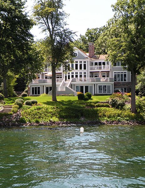 Mansion By The Lake, Pretty Lake Houses, Beautiful Lake House Dream Homes, Huge Cottage House, Huge Lake House, Old Money Lake House, Lakehouse Mansion, House By Water, Florida Lake House