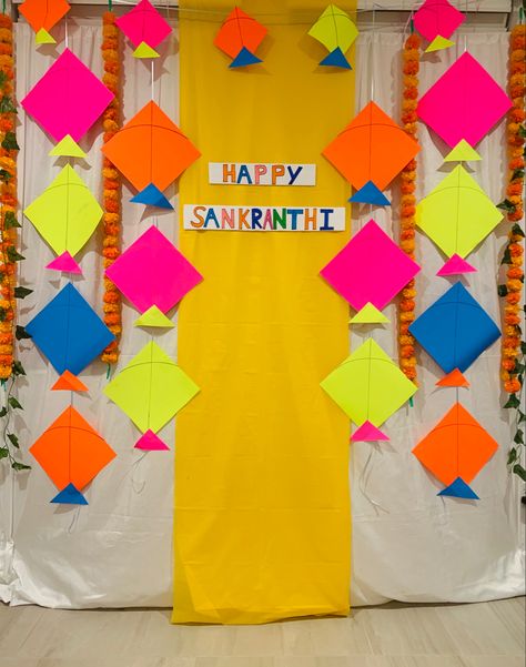 Kite Background Decoration, Kite Decoration Ideas At Home, Sankranthi Crafts For Kids, Dashain Decoration In School, Makar Sankranti Board Decoration Ideas, Bhogipallu Decorations, Lohri Decoration Ideas For School, Festive Decoration Ideas, Kite Festival Decoration Ideas