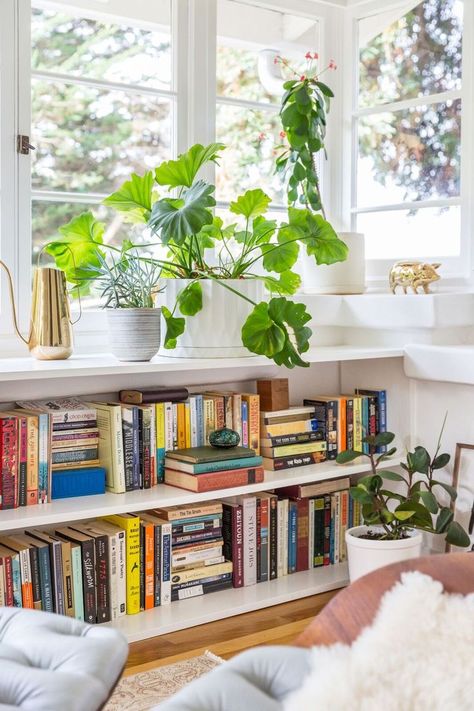 Books and plants in a white shelf Astoria Park, White Shelves, Home Libraries, Low Shelves, Home Library, 인테리어 디자인, Cozy House, Interior Inspiration, Home Deco