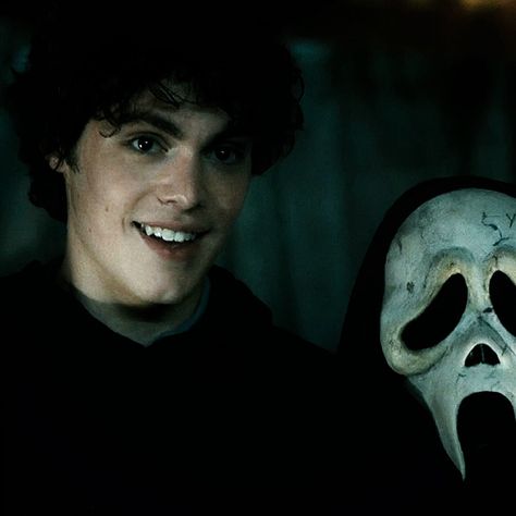 scream vi ( 2023 ) Hear Me Out Weird Characters, Ethan Ghost Face, Scream 6 Ethan, Ethan Landry Icon, Scream Stu, Ethan Scream, Horror Film Characters, Jake Champion, Scream Actors