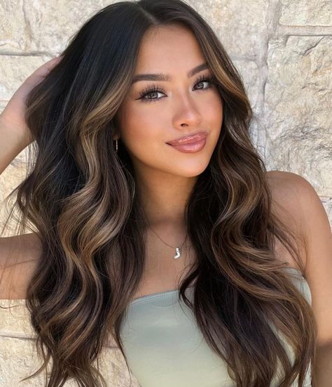 Caramel Blonde Face Framing Highlights on Black Hair Rambut Brunette, Black Hair Balayage, Brown Hair Looks, Brown Hair Inspo, Brunette Hair With Highlights, Black Hair With Highlights, Dark Hair With Highlights, Brunette Balayage Hair, Brown Hair Balayage