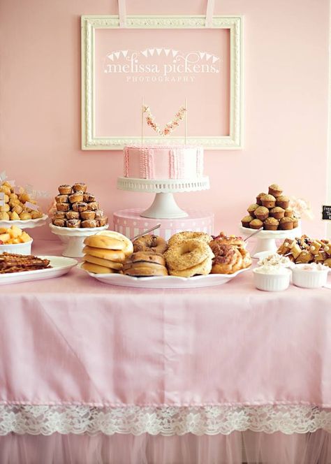 Brunch baby shower=love the sign behind Baby Shower Food Table, Baby Shower Table Set Up, Baby Shower Brunch Food, Brunch Sign, Baby Shower Cake Table, Brunch Table Setting, Food Set Up, Brunch Cake, Love Ideas