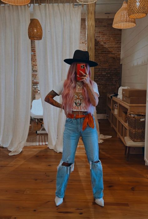 Colorful Style Outfits, Oversized Tee Outfit, Nfr Outfits, Cowgirl Boots Outfit, Midsize Outfits, Country Style Outfits, Western Outfits Women, New Energy, Edgy Outfits