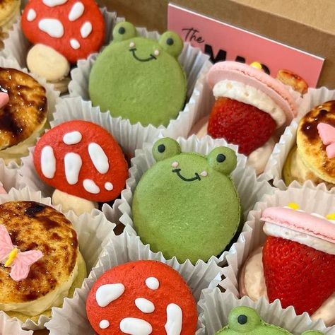 Fairy Macarons, Cottagecore Cookies, Mushroom Macarons, Macarons Aesthetic, Cottagecore Party, Custom Macarons, Frog Cookies, Mushroom Cookies, Macaron Boxes