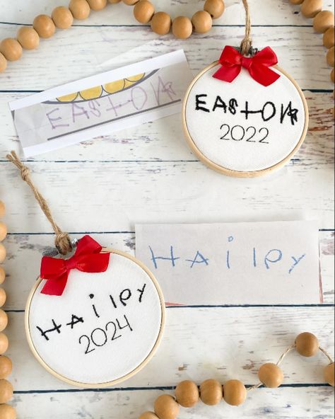 Handwriting ornaments - remember always their first little signatures 😍 ~~> SweetSamantha.etsy.com #handwriting #kindergartenmemories #writingmyname #handwritingornament #preciousmemories❤️ Handwriting Ornaments, Kid Names, Handwriting, Kindergarten, Quick Saves