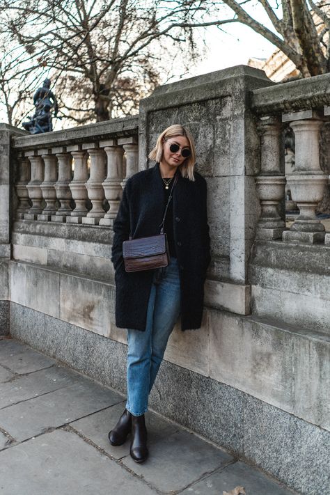 Black coat, brown croc crossbody bag, chelsea boots and mid wash jeans Emma Hill, Western Boots Outfit, Chelsea Boots Outfit, Winter Outfit Inspiration, Boots Outfit, Fall Winter Outfits, Outfits Casuales, Western Boots, Minimalist Fashion