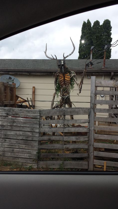 A proper scarecrow. "A house I pass on the way to work has this sculpture in its yard. Its about 8 feet tall." Make A Scarecrow, Scarecrows For Garden, Casa Halloween, Blair Witch, Scary Halloween Decorations, Halloween Yard, Creepy Halloween, Halloween 2020, Halloween Inspiration