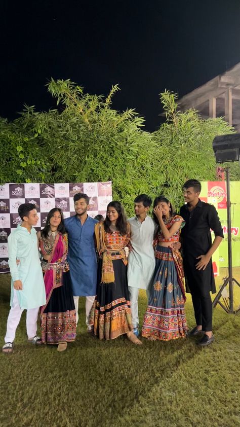 Garba Group Photo, Navratri Group Photo, Dandiya Night Aesthetic, Group Poses 4 People, Dandiya Night Outfits, Garba Fits, Happy Friendship Day Video, Desi Vibes, Dark Beauty Photography