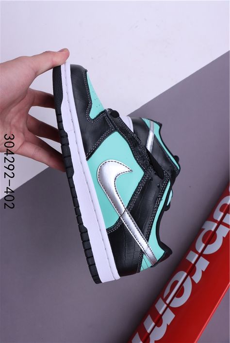 Native American skate store Diamond Supply Co. and Nike SB co-branded this shoe, which borrows the iconic aqua blue color of jewelry brand Tiffany and embroiders a large diamond on the tongue of the shoe. This is why this pair of shoes is nicknamed Diamond by many people. Nike Sb Low, Skate Store, Aqua Blue Color, Diamond Ice, Diamond Supply Co, Sb Dunk Low, Nike Sb Dunks Low, Diamond Supply, Sb Dunk