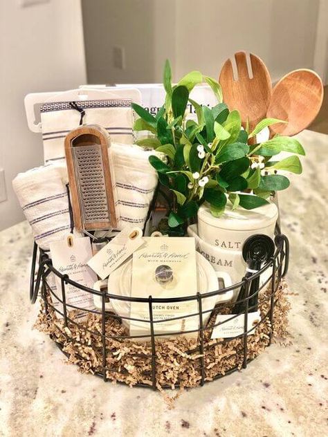 House Closing Gifts Basket Ideas, House Warming Gift Baskets, House Warming Gift Ideas Baskets, House Warming Gifts Ideas, House Warming Hamper, Target Gift Basket Ideas, Wedding Basket Gift Ideas, Housewarming Basket Ideas, Diy House Warming Gift Ideas