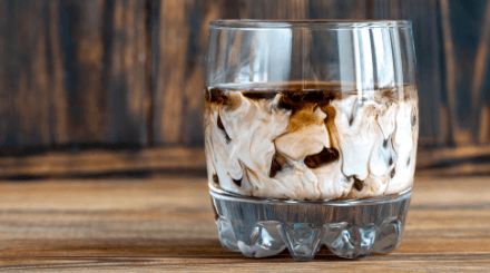 A surprisingly easy-to-make cocktail that hits the spot in any season. Combining vodka, coffee and cream and serving it on the rocks to create a delicious alternative to adult milkshakes.One fun fact about this drink is that is not actually from Russian! It was named for the vodka. Adding cream (for that creamy mouthfeel and a richness) to make a White Russian began in 1955 in Oakland, California. Russian Coffee, Maple Cocktail, Kahlua Drinks, White Russian Recipes, White Russian Cocktail, Easy To Make Cocktails, Kahlua Coffee Liqueur, Cocktail Syrups, Vodka Recipes