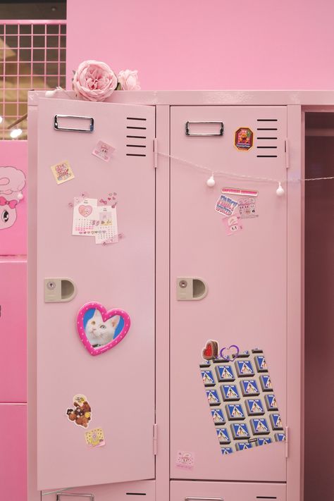 Pink Locker Aesthetic, Colorful School Aesthetic, Pink Classroom Aesthetic, Kawaii Locker, Pink Lockers, Locker Aesthetic, Magnetic Locker Wallpaper, Pink Locker, School Locker Organization