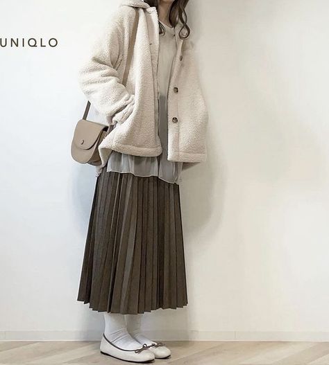 Beige Skirt Outfit Winter, Long Jacket Outfit, Beige Skirt Outfit, Winter Jacket Outfits, Outfit Beige, Skirt Winter, Clothes Reference, Japan Outfit, Long Skirt Outfits