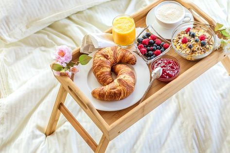 Husband Birthday Breakfast Ideas, Breakfast In Bed Ideas For Mom, Breakfast For Two Romantic Mornings, Breakfast In Bed Ideas Romantic, Breakfast In Bed Ideas For Boyfriend, Romantic Morning Couple Breakfast, Bed Breakfast Ideas, Romantic Breakfast Ideas, Mothers Day Breakfast Ideas