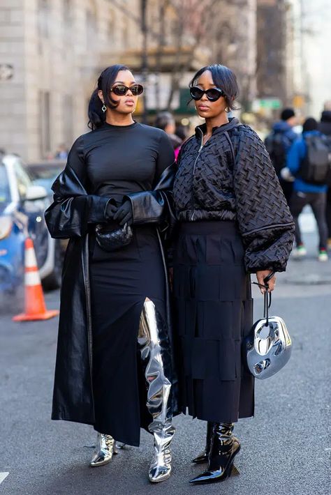 A Day In Nyc Outfit, Nyfw Street Style Black Women, Milan Fashion Week Street Style Fall 2022-2023, Ny Fashion Week Fall 2023, Street Fashion Fall 2023, Coach Bag Street Style, Fall Monochrome Outfit, Fall Street Fashion 2023, Nyfw 2023 Street Style Fall