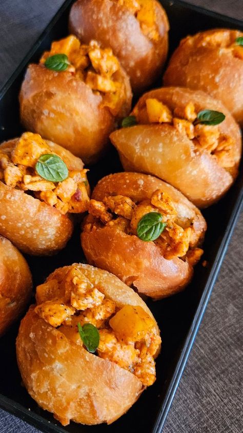 Vetkoek Recipe https://resepmamiku.com/en/vetkoek-ataleofsauceandspice South African Finger Foods, South African Snack Platter, Vetkoek Filling Ideas, Vetkoek Recipe South Africa, South African Snacks, Vetkoek Recipe, African Snacks, Burger Ideas, Street Food Business