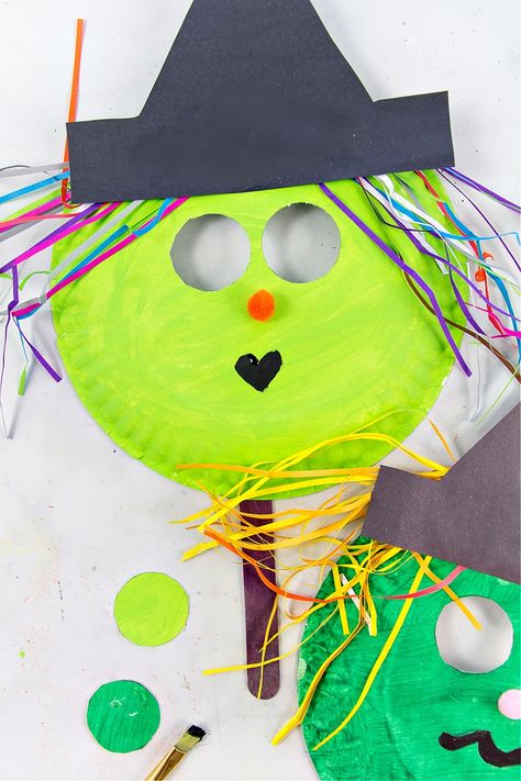 A mask for a witch costume, a photo prop, or just a fun Halloween craft. This paper plate witch mask has it all. Felt Nutcracker, Ninjago Costume, Paper Spinners, Paper Plate Masks, Halloween Paper Bags, Tree Coloring, Paper Pom Pom, Diy Lego, Paper Bag Puppets