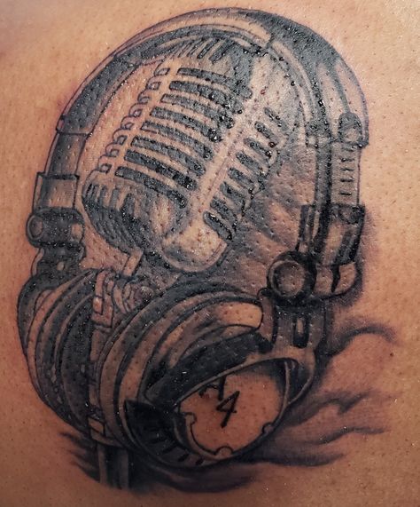 Lover Tattoo Ideas, Music Lover Tattoo, Headphones Tattoo, Microphone Tattoo, Tattoo Special, Lover Tattoo, Music Tattoo Sleeves, Epic Tattoo, Music Tattoo Designs